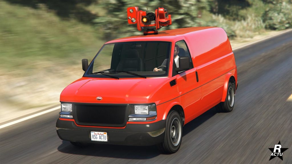 La face avant du Vapid Speedo Custom dans GTA Online, le véhicule est d'une couleur rouge vif et ne dispose que d'une mitrailleuse sur son toit comme amélioration.