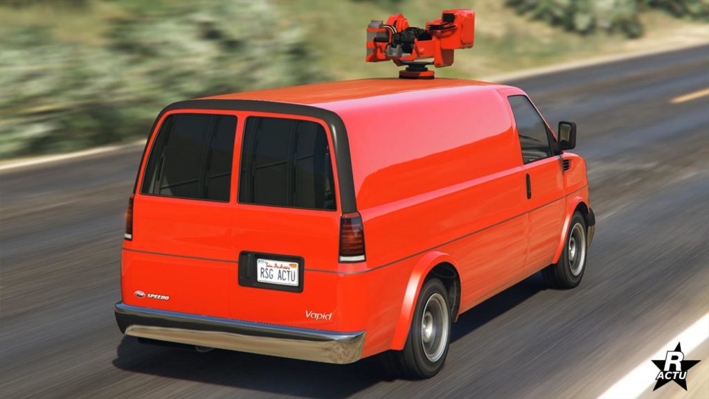 L'arrière du Vapid Speedo Custom dans GTA Online, le véhicule est d'une couleur rouge vif et ne dispose que d'une mitrailleuse sur son toit comme amélioration.