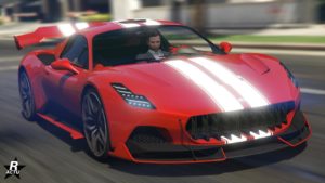 La face avant de la Lampadati Corsita, la voiture est de couleur rouge et dispose d'un motif à bandes blanches qui traversent toute la longueur du véhicule