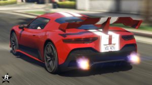 La face arrière de la Lampadati Corsita, la voiture est de couleur rouge et dispose d'un motif à bandes blanches qui traversent toute la longueur du véhicule