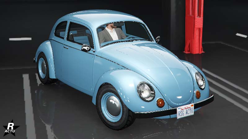 La BF Weevil dans GTA Online, la voiture est couleur bleu et ne dispose d'aucun motif sur sa carrosserie 
