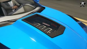 Vue de la Declasse Vigero ZX décapotable qui dispose d'une vitre sur son où il est possible d'apercevoir le bloc moteur