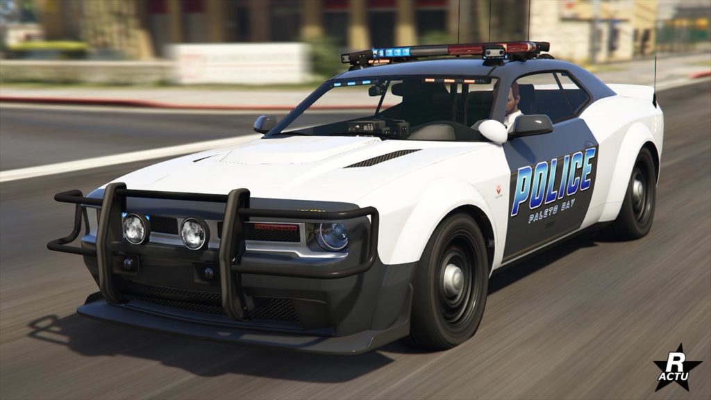 La voiture de police Bravado Gauntlet Interceptor dans GTA Online, sa carrosserie est de couleur blanche et grise et dispose d'un motif de la police de la ville de Paleto Bay
