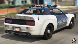 Vue arrière de la Bravado Gauntlet Interceptor, la voiture de police est de couleur blanche et grise