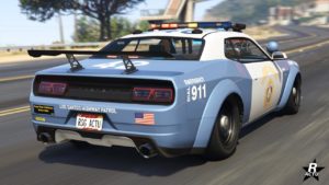 Vue arrière de la Bravado Gauntlet Interceptor, le véhicule de flic est de couleur bleu ciel et blanc