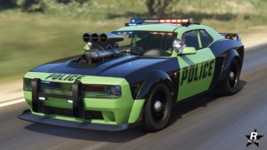 Vue avant du véhicule de police Bravado Gauntlet Interceptor dans GTA Online, sa carrosserie est de couleur vert et noire et son bloc moteur dépasse du capot