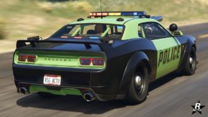 La Bravado Gauntlet Interceptor vue de derrière, la voiture de police est de couleur verte et noire et dispose d'une écriture "Police" en noire sur ses portes latérales.