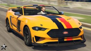 La face avant de la Vapid Dominator GT, la voiture est de couleur jaune orangée et dispose du motif "Décoration Vapid" sur sa carrosserie.
