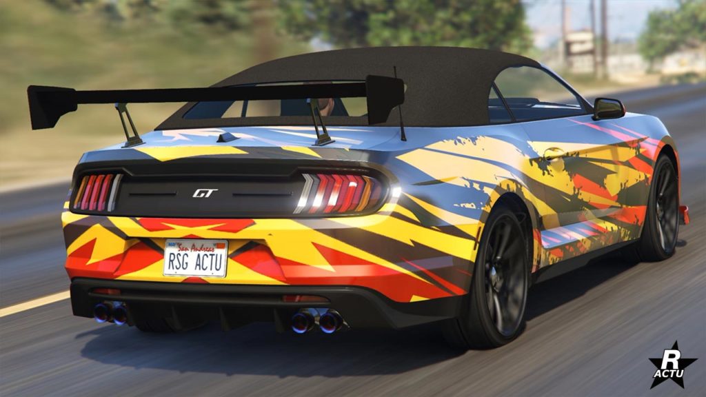 La face arrière de la Vapid Dominator GT dans GTA Online, le toit ouvrant du véhicule est fermé, sa carrosserie est de couleur aluminium foncé et dispose du motif "Vipère jaune"