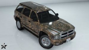 Le motif "Camouflage de chasse" sur la Bravado Dorado. Ce motif se caractérise par un vinyle effet forêt qui regroupe différentes feuilles d'arbres allant du vert au brun recouvrant l'intégralité de la voiture.