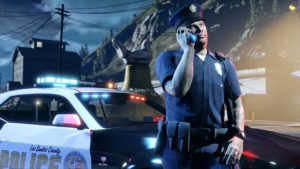 L'agent de police du LSPD Vincent Effenburger appelant les joueurs de GTA Online pour les informer de sa première enquête d'envergure. Le policier s'appuie sur le capot de la voiture Bravado Gauntlet Interceptor qui se trouve à côté de l’usine de poulet Cluckin’ Bell à Paleto Bay.
