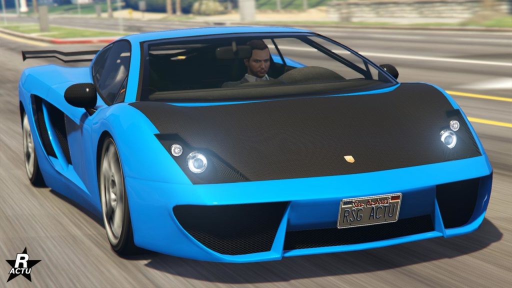 Vue avant de la voiture italienne Pegassi Vacca dans le jeu vidéo Grand Theft Auto Online. La carrosserie du véhicule est de couleur bleue et dispose d'un capot en carbone
