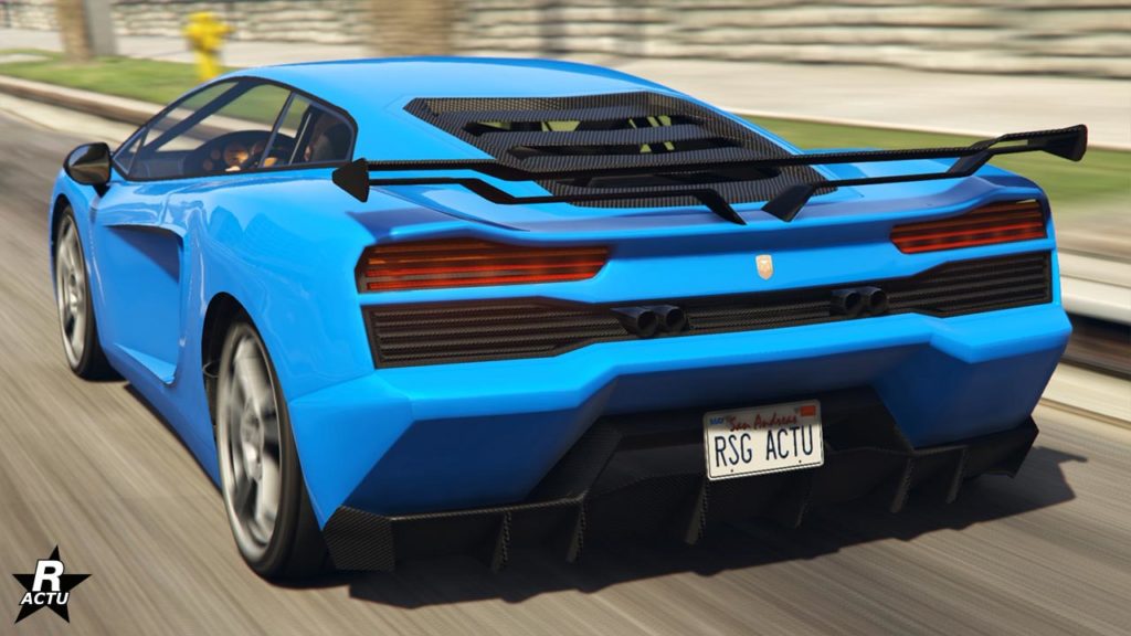 Vue arrière de la Pegassi Vacca, la supersportive est de couleur bleue et possède un aileron en carbone