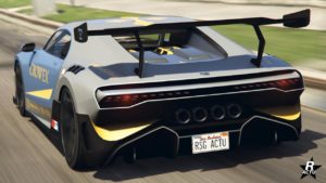 Vue arrière de la Truffade Thrax dans GTA Online, la voiture est de couleur bleu ciel et dispose du motif "Crowex" sur sa carrosserie