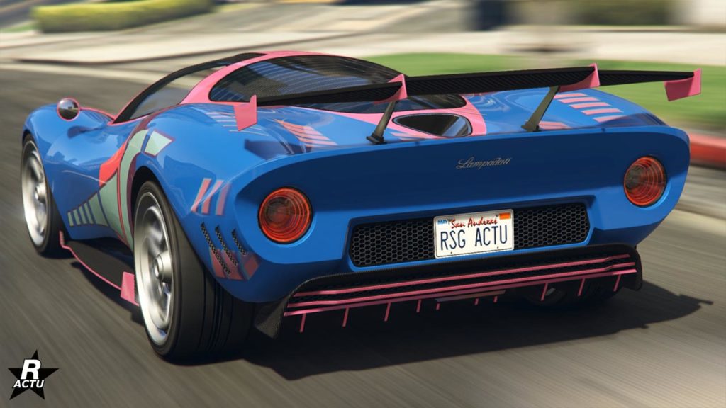 Vue arrière de la voiture Lampadati Tigon dans GTA Online, la carrosserie du véhicule est de couleur bleu et certains éléments sont rose