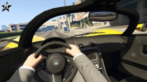 Vue de l'habitacle de la voiture Lampadati Tigon, on y voit le tableau de bord et la route dans le pare-brise