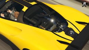 Vue du dessus de la Lampadati Tigon, on y voit à travers la vitre arrière, le bloc moteur de la voiture