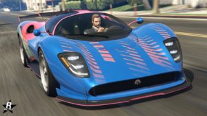 Vue avant de la Lampadati Tigon, le véhicule est de couleur bleu principalement avec des stries de couleur rose sur le capot