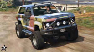 Vue avant du Vapid Riata, il dispose sur sa carrosserie du motif militaire "Camouflage forestier"