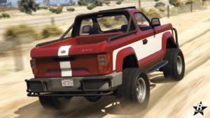 Face arrière du Vapid Riata, le véhicule est de couleur rouge et dispose d'une bande blanche qui travers le véhicule au centre de ce dernier, elle possède également une couleur blanche secondaire au niveau des portières