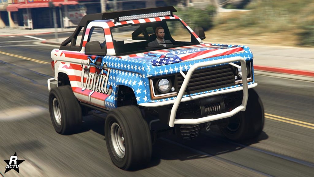 L'avant du Vapid Riata dans GTA Online, la voiture est de couleur blanche et dispose sur sa carrosserie du motif "Bière Patriot" aux couleurs du drapeau des États-Unis.