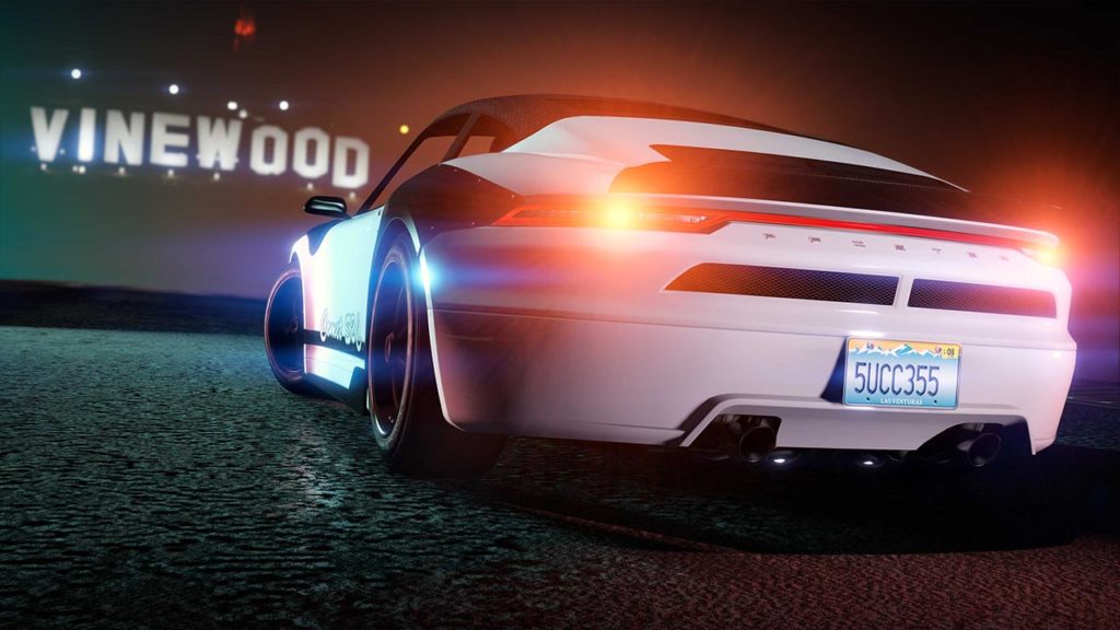 La Pfister Comet S2 Cabrio vue de derrière, la voiture est de couleur blanche et dispose d'une plaque d'immatriculation de Las Venturas