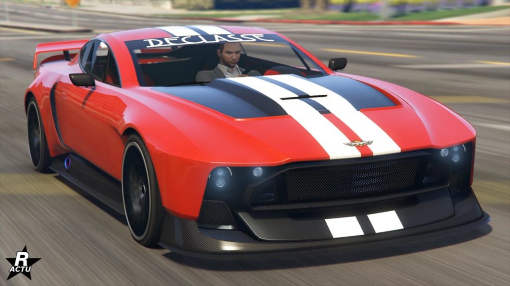 Vue avant de la voiture Dewbauchee Champion dans le jeu GTA Online, elle est de couleur rouge et son capot est de couleur noir, le véhicule dispose également du motif "Bandes blanches" qui traversent à l'horizontal la carrosserie de la voiture.