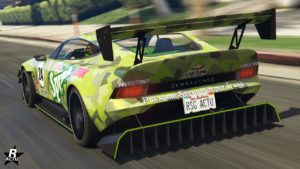 La Dewbauchee Champion vue de derrière, le véhicule dispose d'un grand aileron à l'arrière ainsi qu'un diffuseur de course imposant, la couleur de la carrosserie est jaune racing