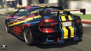 Vue arrière de l'Obey 8F Drafter dans le jeu GTA Online, le véhicule apparaît sur l'image en rouge et dispose du skin "Rues urbaines".