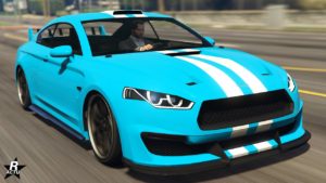 L'Obey 8F Drafter apparaissant dans les rues de GTA Online avec une carrosserie de couleur bleu écarlate ainsi qu'une double bande blanche traversant le véhicule dans sa longueur.