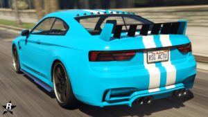 Vue arrière de l'Obey 8F Drafter, la voiture est de couleur bleu écarlate et dispose du motif "Double bande blanche".