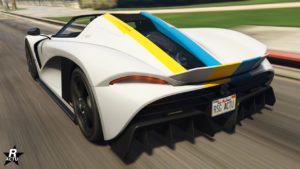 L'Överflöd Entity MT vue de l'arrière, cette voiture de GTA Online est de couleur blanche et dispose du motif "Bande suédoise" sur sa carrosserie
