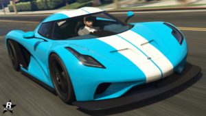 Vue avent de l'Överflöd Entity MT dans GTA Online, la voiture est de couleur bleu ciel et dispose du motif de carrosserie "Doubles bandes blanches"