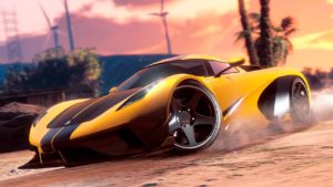 Vue avant de l'Överflöd Entity MT, cette voiture de GTA Online est de couleur jaune doré et a comme motif "Doubles bandes noires" appliqué sur sa carrosserie