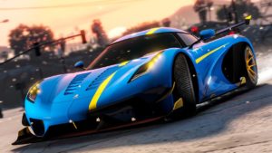 La supersportive Överflöd Entity MT, la couleur de la voiture est bleue et elle possède une ligne jaune comme motif sur sa carrosserie