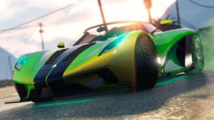 La voiture Överflöd Entity MT vue de devant, elle est de couleur verte et a le motif "Doubles bandes noires" appliqué dessus