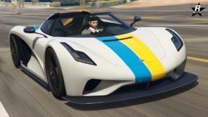 La supersportive "Överflöd Entity MT" vue de devant, la voiture est peinte en blanc et dispose du motif de carrosserie "Bande suédoise"