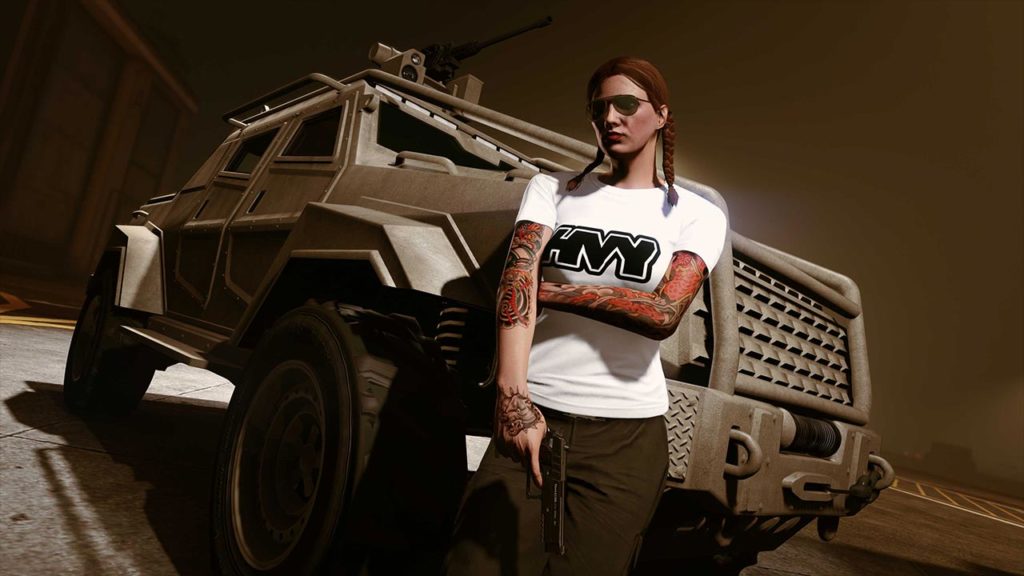 Une femme portant le t-shirt HVY de couleur blanc, elle est adossée contre une Pick-up Insurgent 