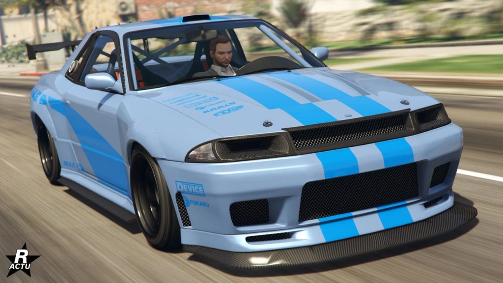 L'avant de la Annis Elegy Rétro Custom dans GTA Online, la voiture est de couleur bleue ciel avec deux bandes bleues parallèles qui traverse toute le voiture sur la verticale