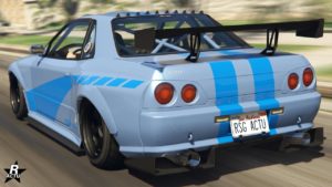 La voiture Annis Elegy Rétro Custom vue de l'arrière, elle est de couleur bleue ciel et dispose d'un aileron en carbone