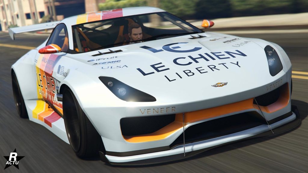 Vue avant de la voiture Dewbauchee Specter Custom dans GTA Online, la carrosserie du véhicule est blanc et est floqué de la marque française  de cosmétiques "Le Chien".