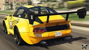 Vue arrière de la Pfister Comet Rétro Custom dans GTA Online, la voiture est de couleur jaune et elle possède un gros aileron en carbone