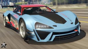 La voiture Progen Itali GTB Custom vue de devant, elle est de couleur bleu ciel et rouge, elle dispose aussi du motif de carrosserie "Kreppsohle"