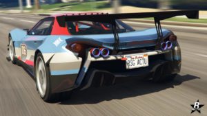 Vue arrière de la Progen Itali GTB Custom dans GTA Oline, la voiture à comme peinture du bleu ciel et du rouge. La voiture dispose du motif "Kreppsohle" sur sa carrosserie, ainsi qu'un aileron démesuré.