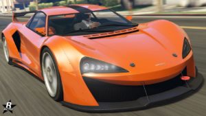 La Progen Itali GTB Custom dans GTA Online vue de devant, la peinture de sa carrosseries est le orange