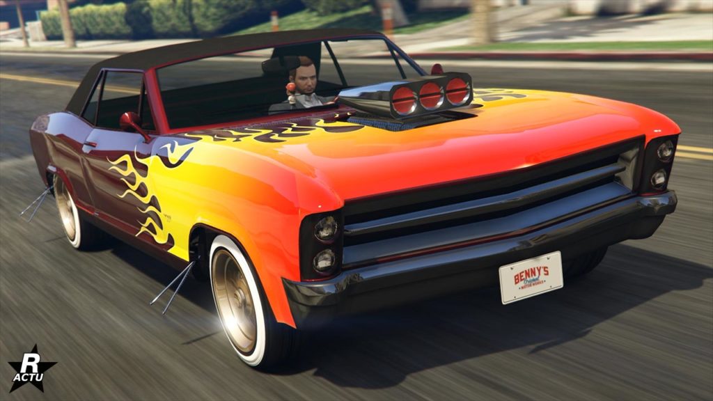 La voiture Albany Buccaneer Custom dans GTA Online vue de devant, le véhicule est de couleur rouge sang et dispose d'un motif de flamme sur l'avant de la grosse cylindrée.