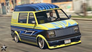 La Declasse Moonbeam Custom, les couleurs du véhicule sont le jaune et le noir, mais aussi blanc et bleu pour ce qui est des formes géométriques du motif sur la carrosserie.