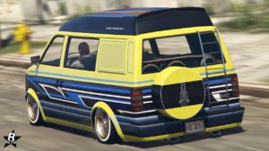 La grosse cylindrée Declasse Moonbeam Custom vue de l'arrière dans GTA Online, la carrosserie de la voiture est de couleur jaune et noire, ainsi que des formes géométriques en blanc et bleue.