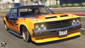 Vue avant de la voiture Declasse Sabre Turbo Custom dans le jeu GTA Online, la carrosserie du véhicule est de couleur noir avec des reflets mauves, elle dispose également d'un motif de flammes qui entourent la Declasse Sabre Turbo Custom
