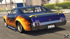 Vue arrière de la Declasse Sabre Turbo Custom, le véhicule est de couleur noir avec un nacré de mauve, ainsi qu'un motif de flammes jaunes qui entourent la voiture